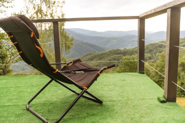 Dağlarda güneşleniyor..