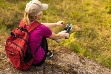 Dağların tepesindeki özgürlük yolcusu kadın harika bir doğanın tadını çıkarıyor. Zirvedeki kız mükemmel manzaralı dağlarda. seyahat kavramı.