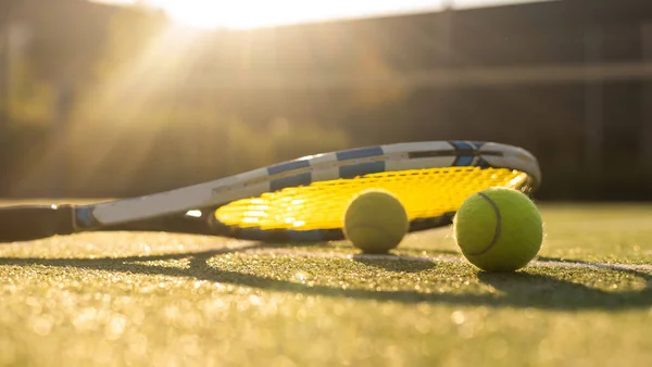 Tennisballen Racket Groene Gras Achtergrond — Stockfoto