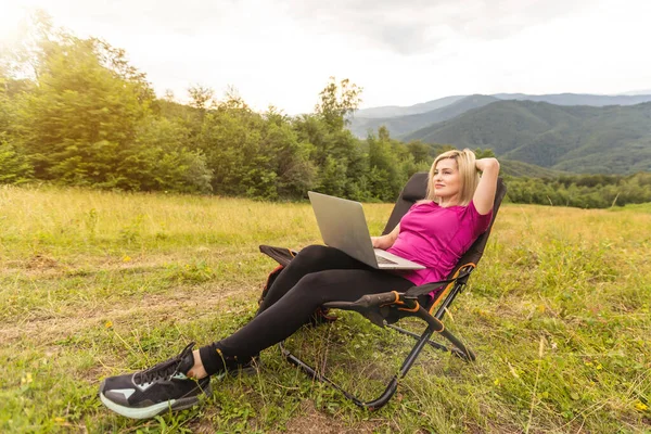 Woman Freelancer Laptop Working Lounger Mountains — Stock fotografie