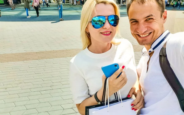 데이트 도시에서 스마트폰으로 Selfie — 스톡 사진