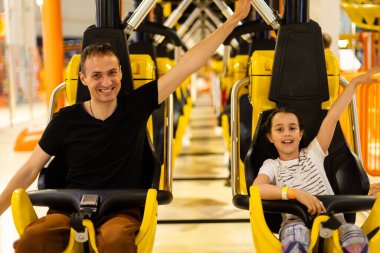 Baba ve kızı lunaparktaki lunapark hız treninde.