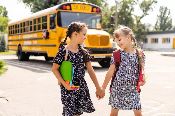 Educación Amigos Estudiantes Sonrientes Listos Para Escuela Lado Del Autobús — Foto de Stock