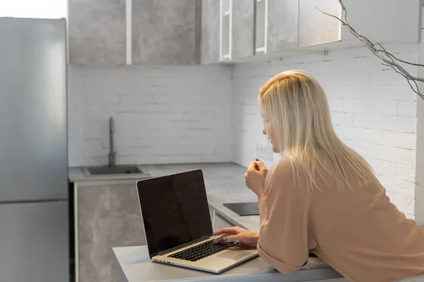 Retrato Jovem Freelancer Mulher Usando Laptop Trabalhando Cozinha — Fotografia de Stock