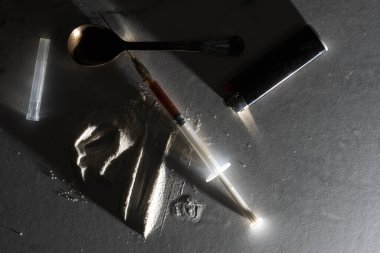 Çeşitli uyuşturucu türleri ve yerde insan kafatasları, farklı ağır uyuşturucu koleksiyonu...,