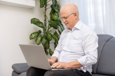 İnternette çalışırken gülümseyen Kafkasyalı mutlu iş adamı laptopta webinar podcast izliyor ve eğitim konferansını öğreniyor notlar alıyor, konsept öğreniyor..