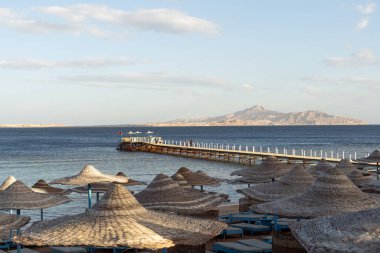 şezlong şemsiye plajda ile