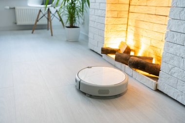 Robot elektrikli süpürge yatak odasında lamine ahşap zemin üzerinde