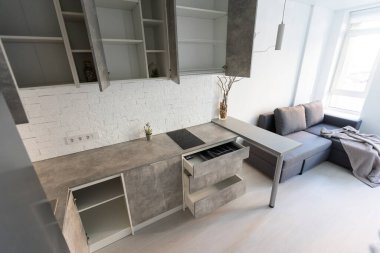 Gri bir çatı katı mutfağı, stüdyo daire.