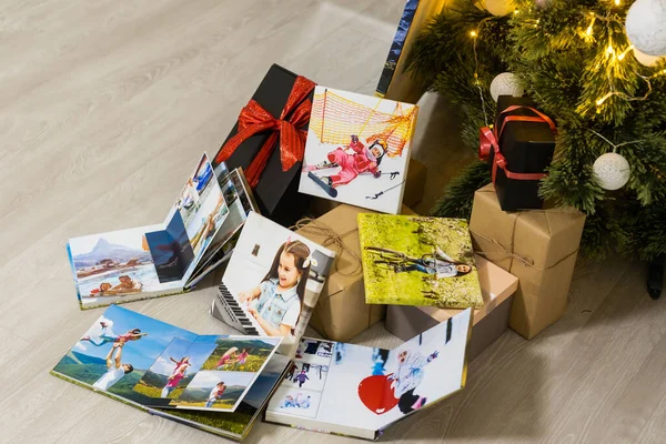 Libros Fotos Cerca Del Árbol Navidad Como Regalo — Foto de Stock