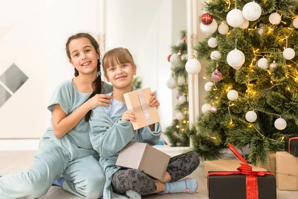 Two Cute Little Girls Christmas Tree Children Christmas Tree Gift — ストック写真