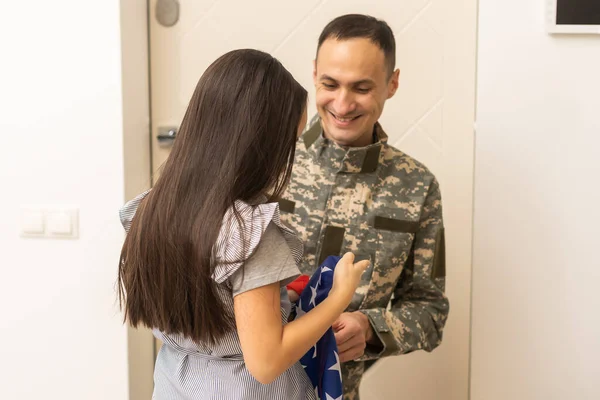 Retrato Feliz Pai Família Americana Uniforme Militar Filha Menina Bonito — Fotografia de Stock
