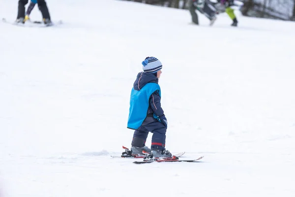 老师和小孩滑雪 带安全帽的蹒跚学步的孩子 给幼儿上滑雪课 冬季运动小滑雪者 — 图库照片