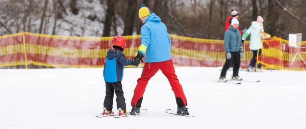 Çocukların Kış Sporları Okulunda Hocası Olan Çocuklar Için Kayak Ustası — Stok fotoğraf