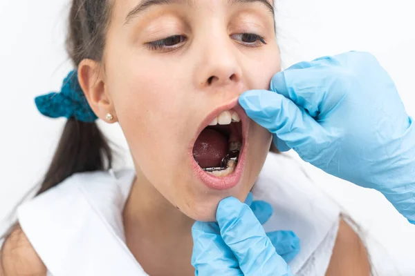 Gezicht Het Meisje Dat Haar Kenteken Laat Controleren Close Portret — Stockfoto