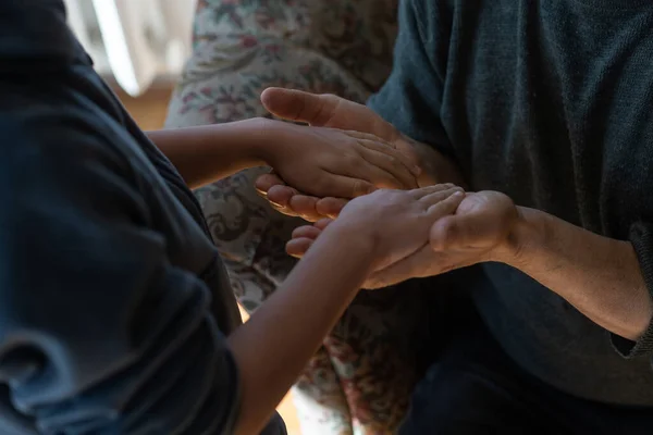 Las Manos Del Niño Abrazando Una Mano Del Anciano —  Fotos de Stock