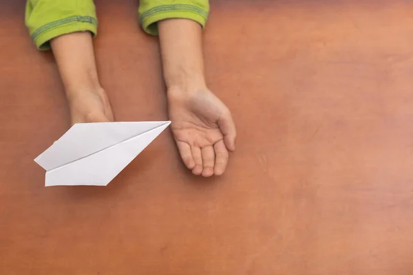 Παιδικό Όνειρο Παιδικά Χέρι Έναρξη Λευκό Χάρτινο Αεροπλάνο — Φωτογραφία Αρχείου