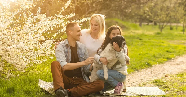 Família Feliz Com Cão Jardim — Fotografia de Stock