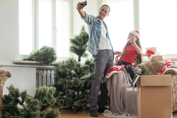 Père Petite Fille Décorant Arbre Noël Dans Chambre — Photo