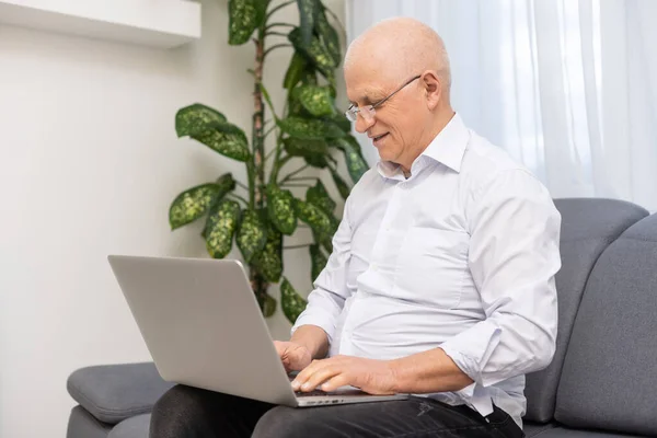 Felice Vecchio Uomo Affari Caucasico Sorridente Che Lavora Online Guardando — Foto Stock