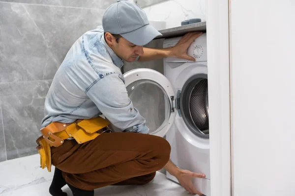 工人管道工修理洗衣店的洗衣机 — 图库照片