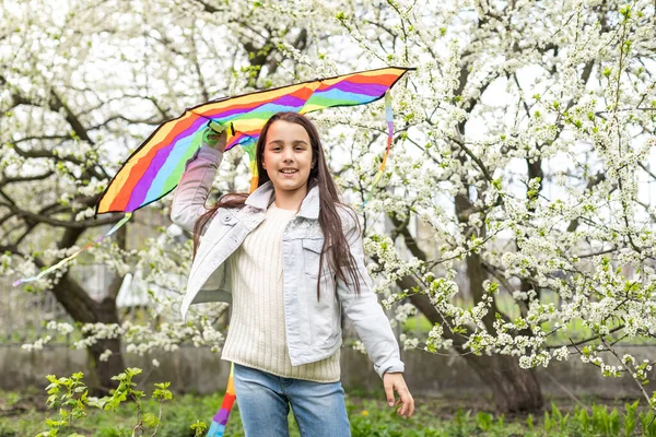 Menina Bonito Voando Pipa Arco Íris — Fotografia de Stock