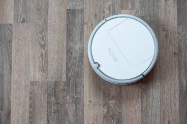 Yerleri süpürüp, modern robot süpürgeyle süpürüyor, kapalı alanda, yakın plan..