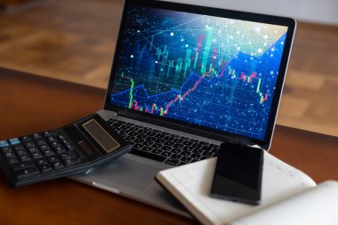 Rapor, iş operasyonlarının, dizüstü bilgisayarın ve yatırımcının masasındaki hesap makinesinin sonuçlarını özetliyor. en üstteki görünüm