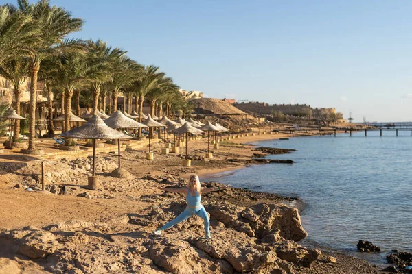 Mooie Sportieve Meisje Opleiding Bij Zonsopgang Zee — Stockfoto