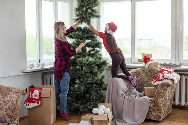 Çekici Anne Kız Kış Kıyafetleri Giyip Noel Ağacını Neşeyle Süslüyor — Stok fotoğraf