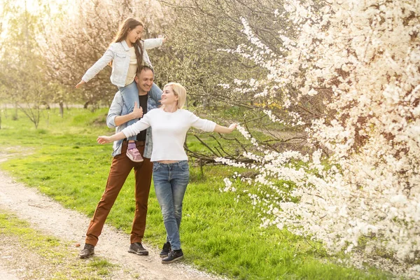 Rodzina Kwitnącym Wiosennym Ogrodzie Pojęcie Szczęśliwej Rodziny — Zdjęcie stockowe