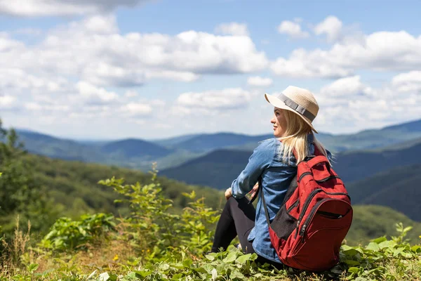 Stylish Traveler Woman Relaxing Mountains Hipster Top Mountain Resting Space — Stock Photo, Image