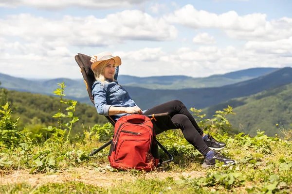 Dağın Tepesinde Oturan Yatay Geçiş Güzel Kadın — Stok fotoğraf