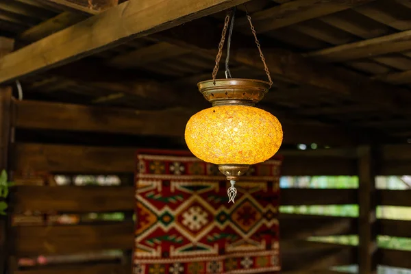 Dekorace Závěsné Lampy Dřevěném Interiéru — Stock fotografie