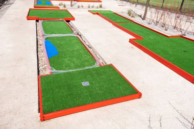 Gemi güvertesinde mini golf sahası.