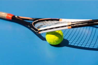 Kırık bir tenis raketi mavi tenis kortu