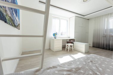 Oyuncak ve modern mobilyalarla dolu şirin bir çocuk odası..