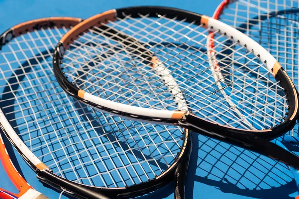 Broken Tennis Rackets Blue Tennis Court — Photo