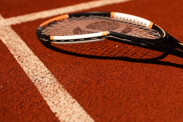 Broken Tennis Racket Clay Tennis Court — Photo