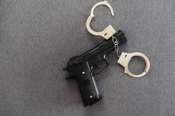 Gun Handcuffs Dark Background — Φωτογραφία Αρχείου