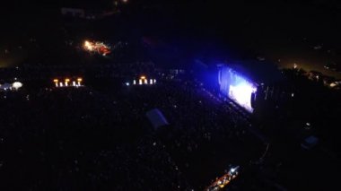 Geceleri tarlada açık konser.
