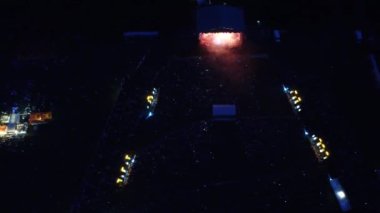 Geceleri tarlada açık konser.