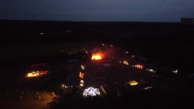Geceleri tarlada açık konser.