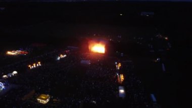 Geceleri tarlada açık konser.