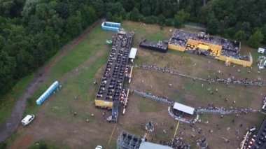 Festival alanı, sahada konser, arka plan ve sahne.