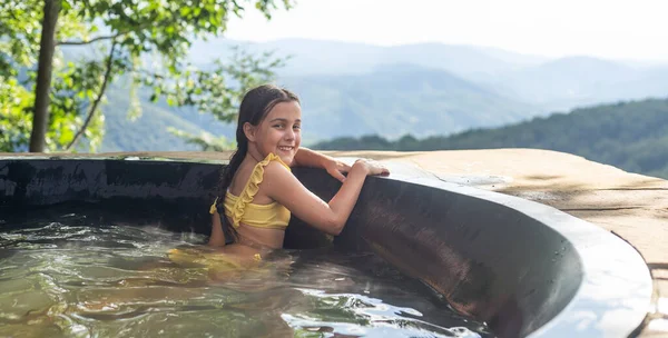 Little Girl Hot Tub Mountains Summer —  Fotos de Stock