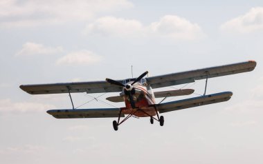 Hafif uçak düştükten sonra karaya dönüyor.