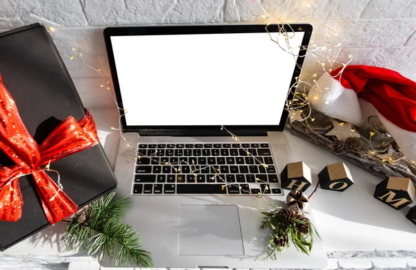 Laptop Komputer Białym Pustym Mock Pusty Ekran Merry Christmas Tabeli — Zdjęcie stockowe