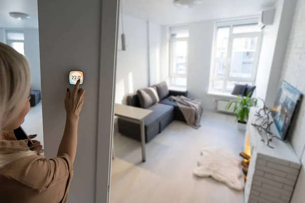 Controlling Home Heating Temperature Smart Home Close Phone Concept Smart — Fotografia de Stock