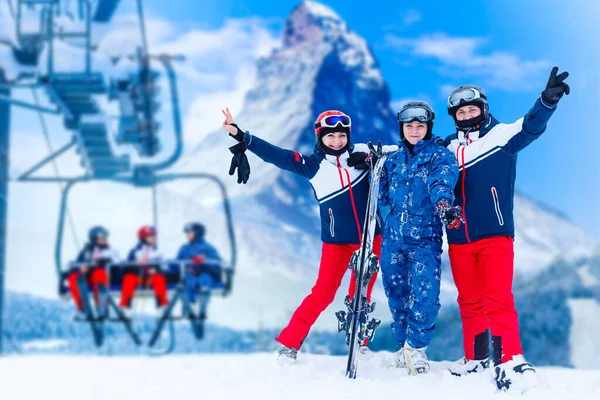 微笑的滑雪朋友滑雪场 — 图库照片